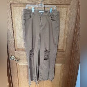 Risen jeans wide leg, frayed hem 
Distressed Brown High-Rise Jeans